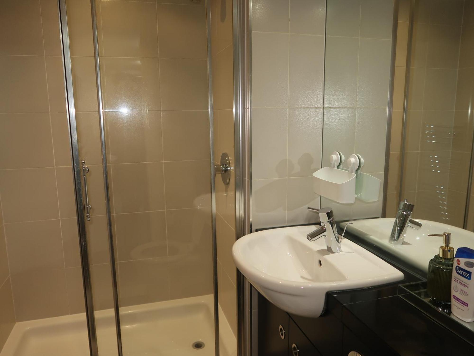 Sterling Luxury Centre- High Speed Wi-fi, Workspace & Free Parking * Birmingham