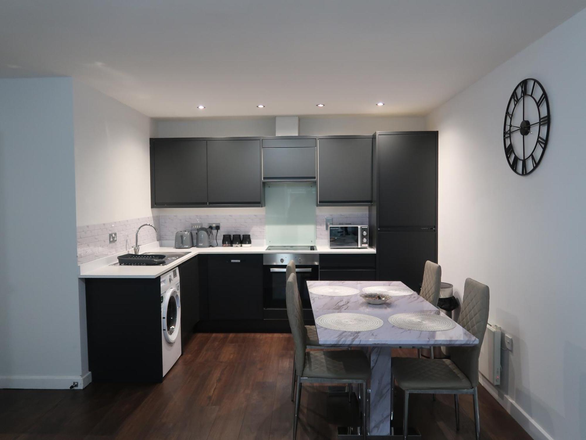 Sterling Luxury Centre- High Speed Wi-fi, Workspace & Free Parking Apartment *