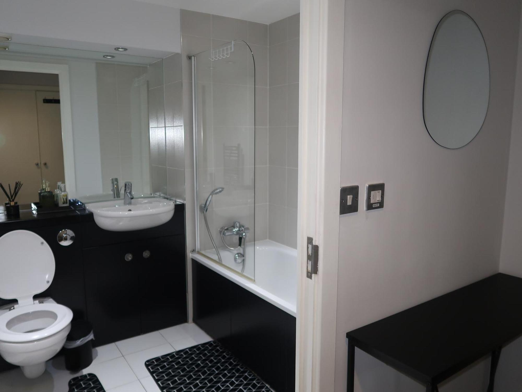 Sterling Luxury Centre- High Speed Wi-fi, Workspace & Free Parking
