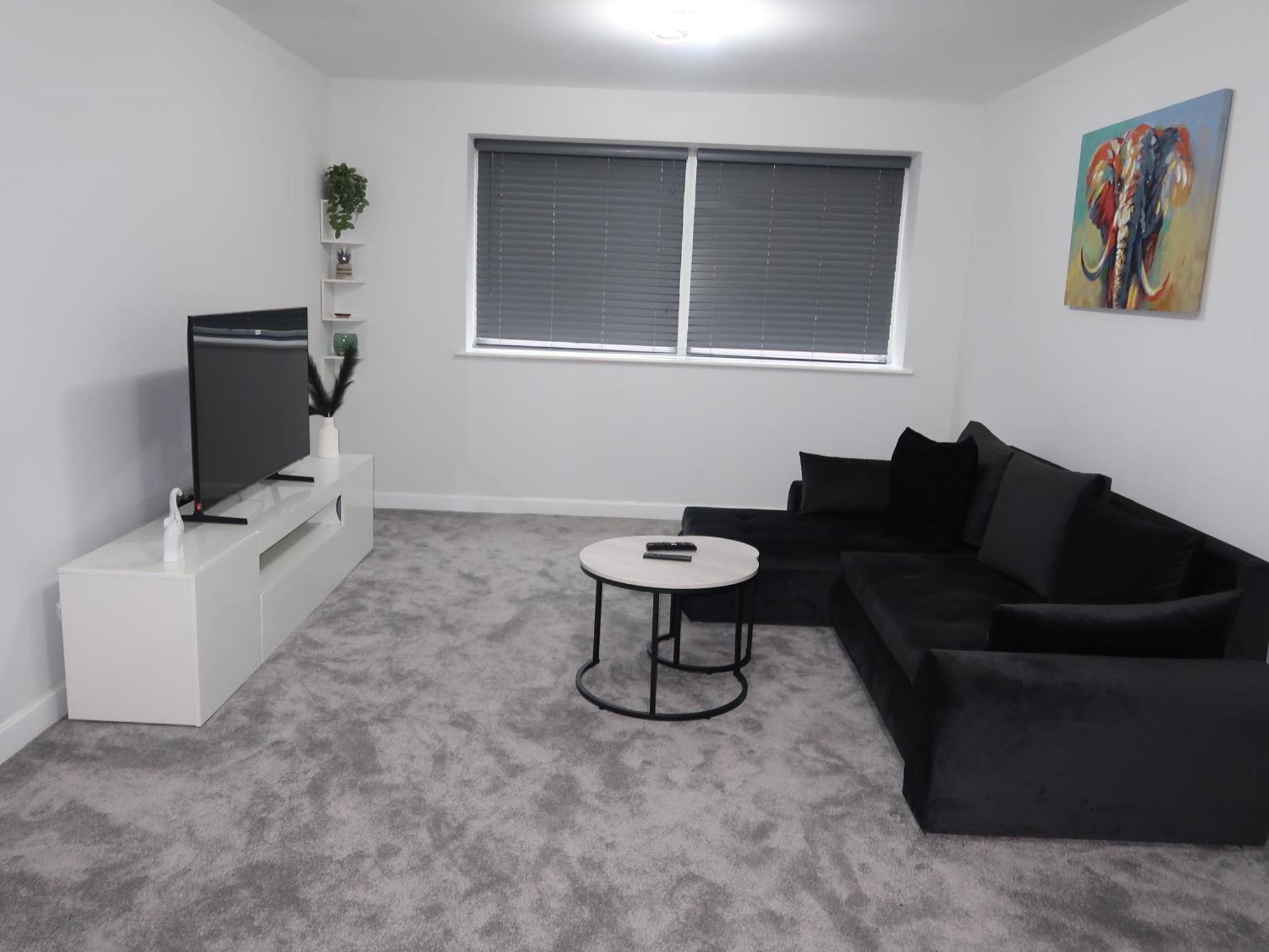 Sterling Luxury Centre- High Speed Wi-fi, Workspace & Free Parking Apartment