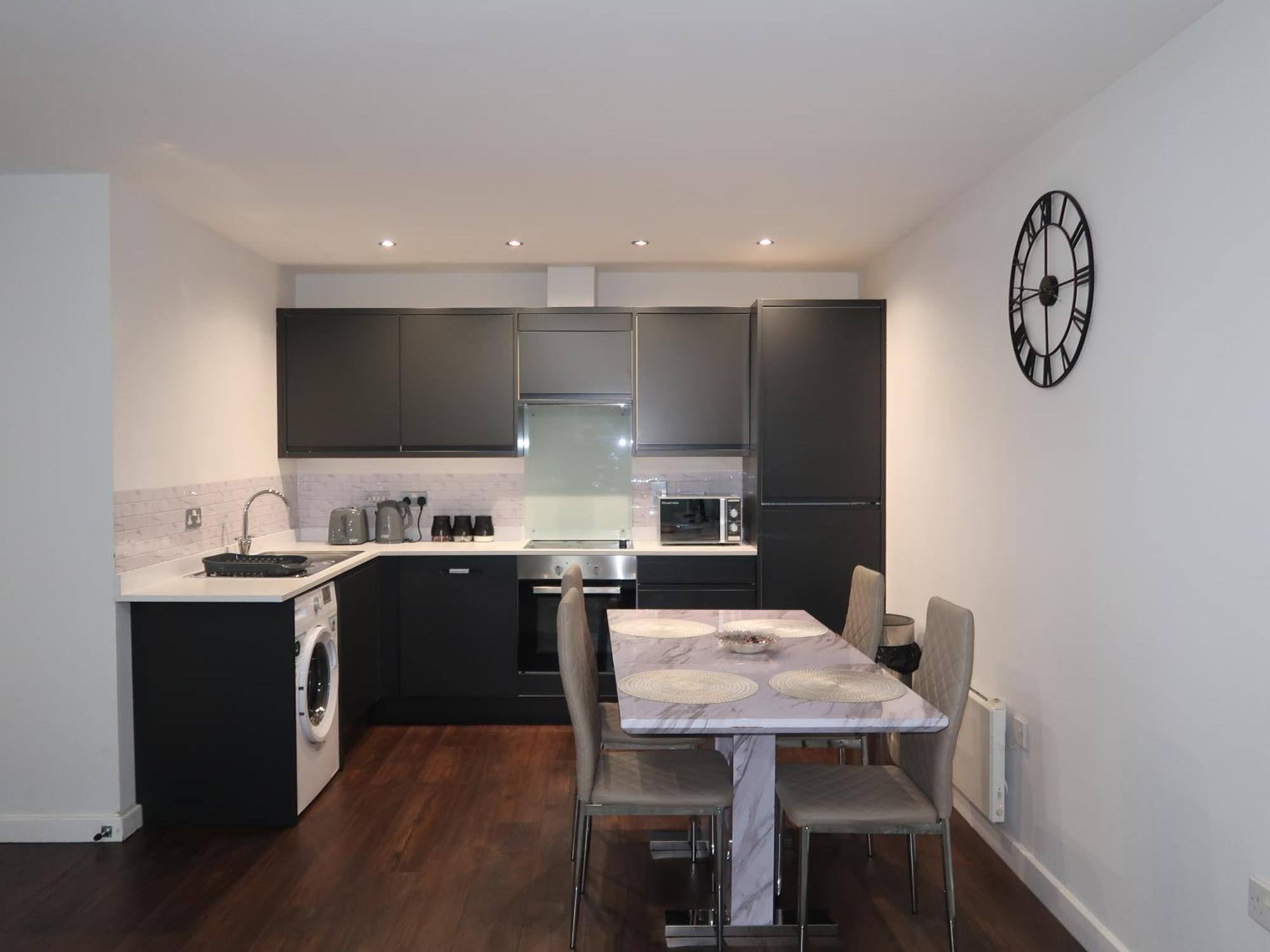 Sterling Luxury Centre- High Speed Wi-fi, Workspace & Free Parking Apartment *