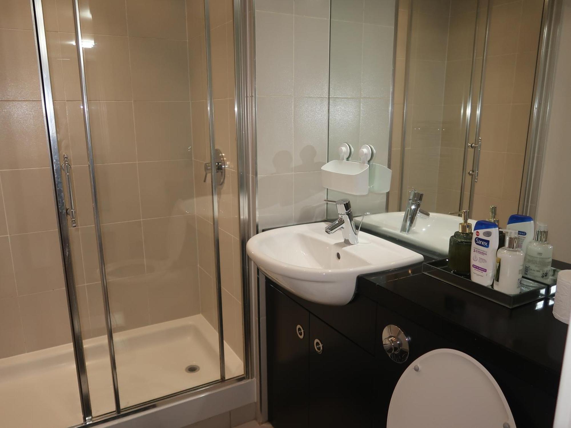 Sterling Luxury Centre- High Speed Wi-fi, Workspace & Free Parking