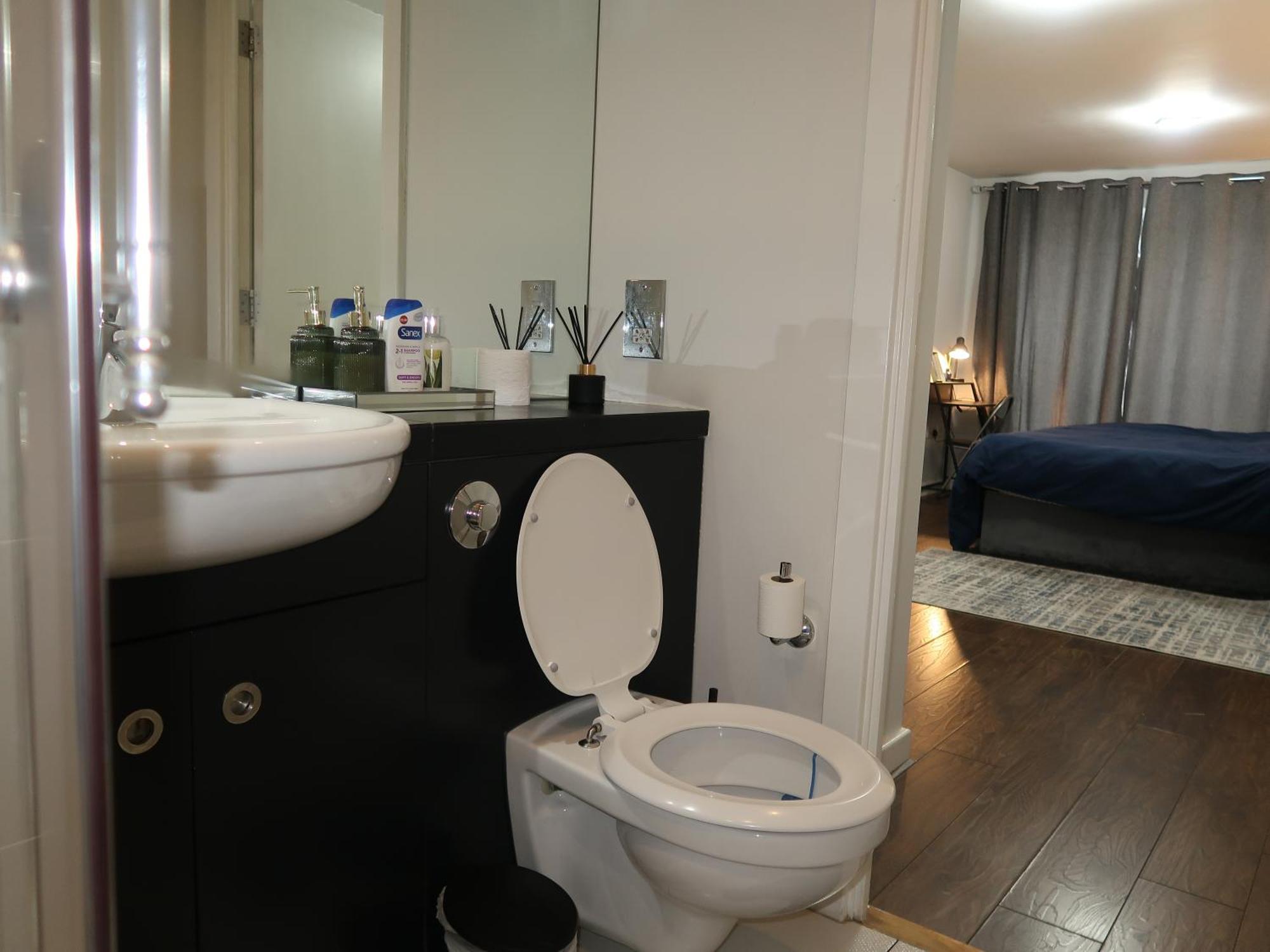Sterling Luxury Centre- High Speed Wi-fi, Workspace & Free Parking Apartment