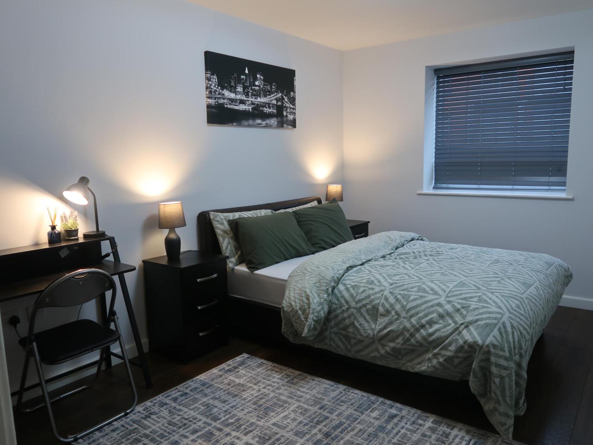 Sterling Luxury Centre- High Speed Wi-fi, Workspace & Free Parking Apartment *