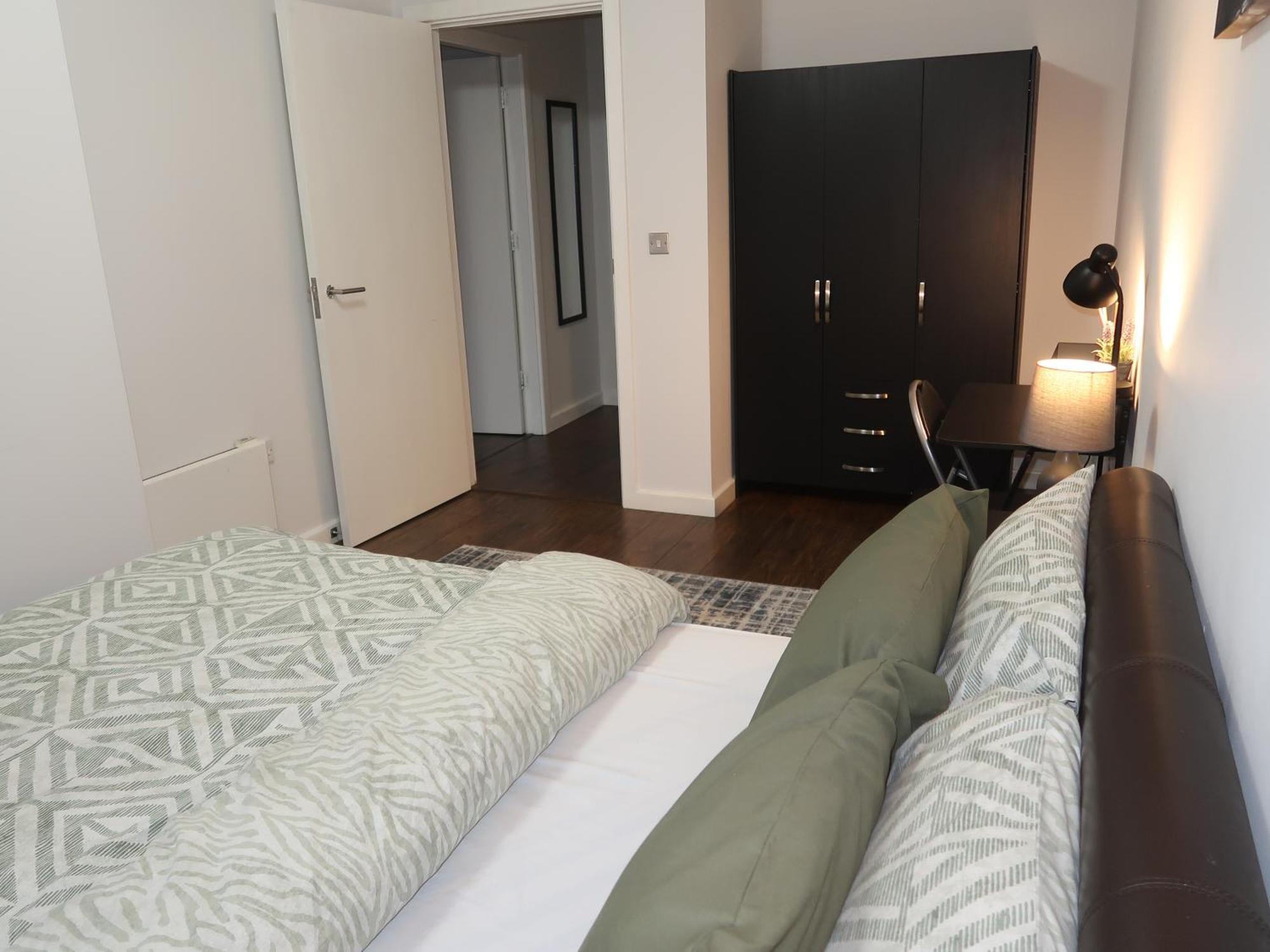 Sterling Luxury Centre- High Speed Wi-fi, Workspace & Free Parking *